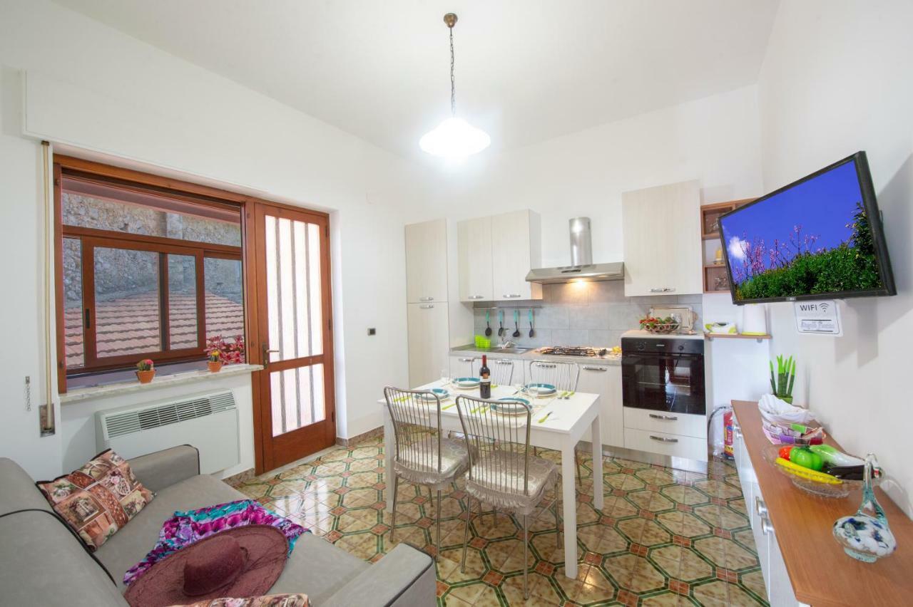 Angolo Fiorito Holiday home *